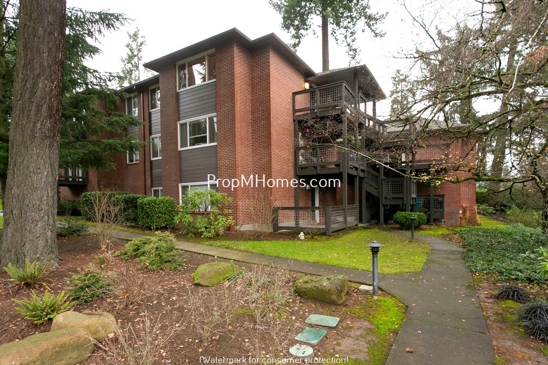 568 S State St in Lake Oswego, OR - Building Photo
