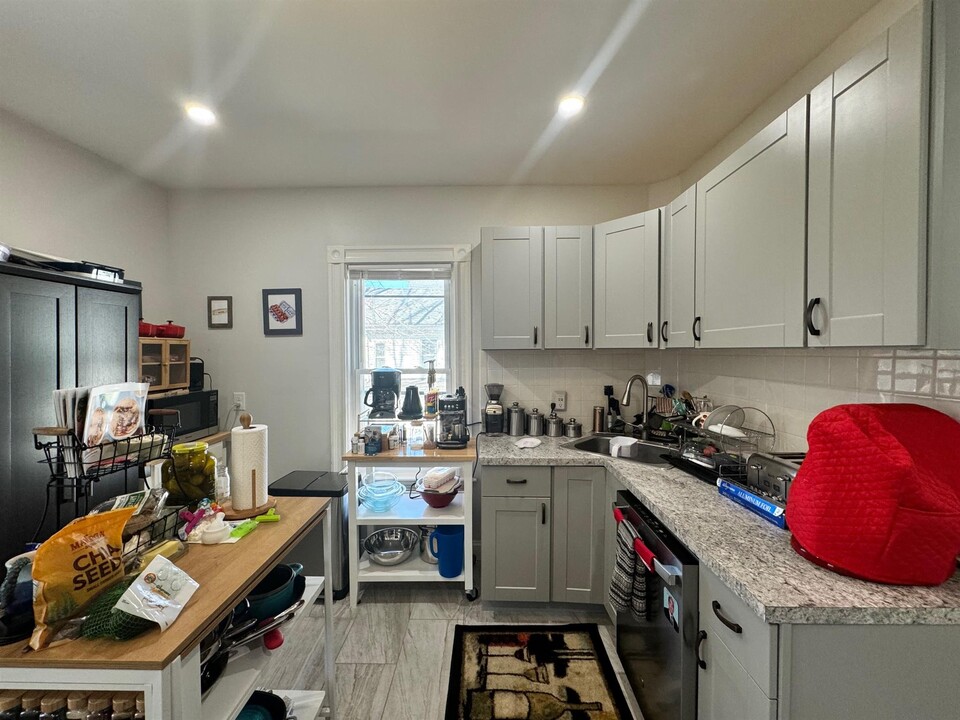 144 Willow Ave, Unit 2 in Somerville, MA - Foto de edificio