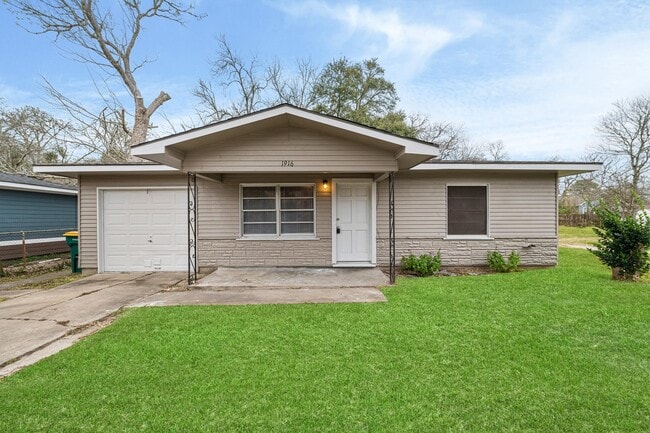 property at 1916 Main St