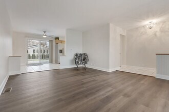 198 Shadywood Ln in Elk Grove Village, IL - Building Photo - Building Photo