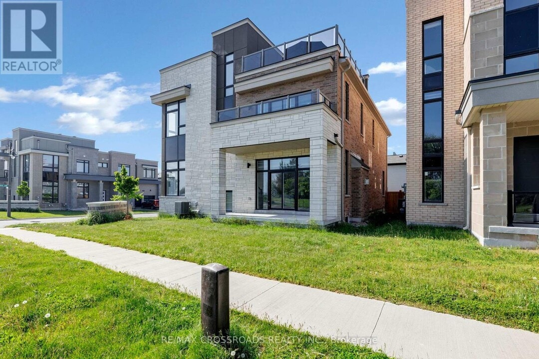 3 Larkin Ln in Bowmanville, ON - Building Photo