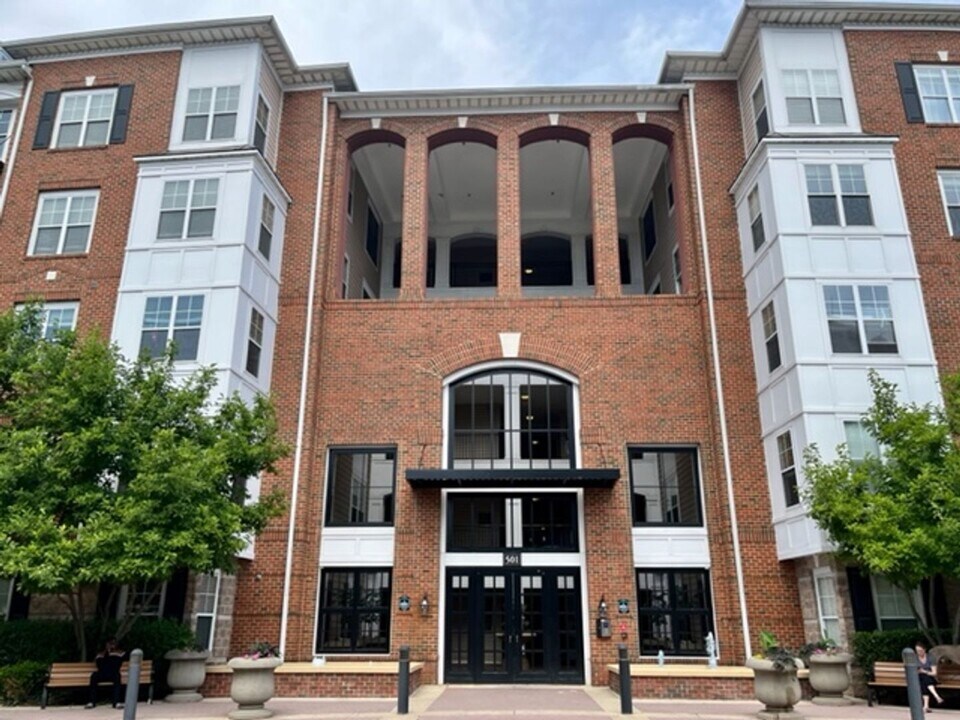 501 Hungerford Dr in Rockville, MD - Building Photo