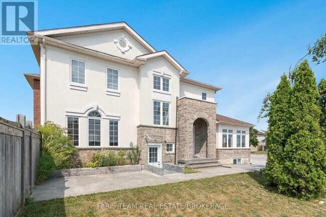 2 Vanessa Dr in Orillia, ON - Building Photo - Building Photo