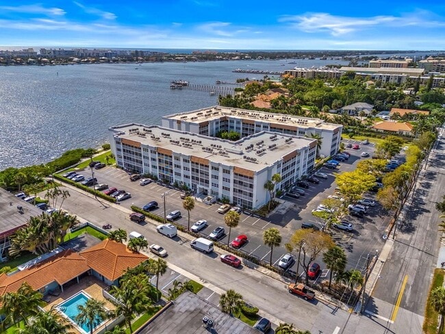 1502 S Lakeside Dr, Unit 301N in Lake Worth Beach, FL - Building Photo - Building Photo
