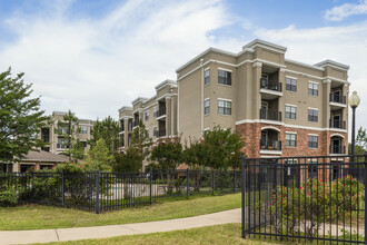 Riverwalk Apartments in Jenks, OK - Foto de edificio - Building Photo