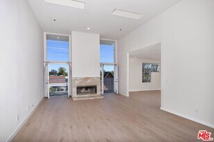 5350 White Oak Ave in Los Angeles, CA - Building Photo