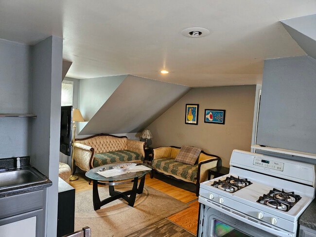 199 Belleville Ave, Unit APT#3
