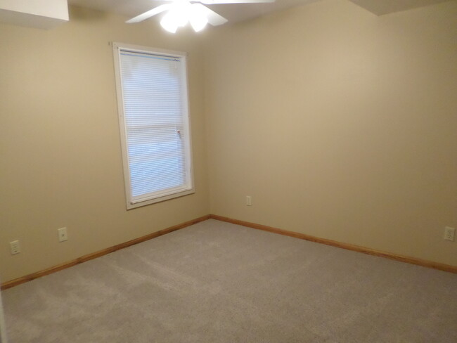 923 Bluemont Ave-Unit -Bluemont 923 B in Manhattan, KS - Foto de edificio - Building Photo
