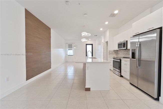 8045 NW 104th Ave in Doral, FL - Building Photo - Building Photo