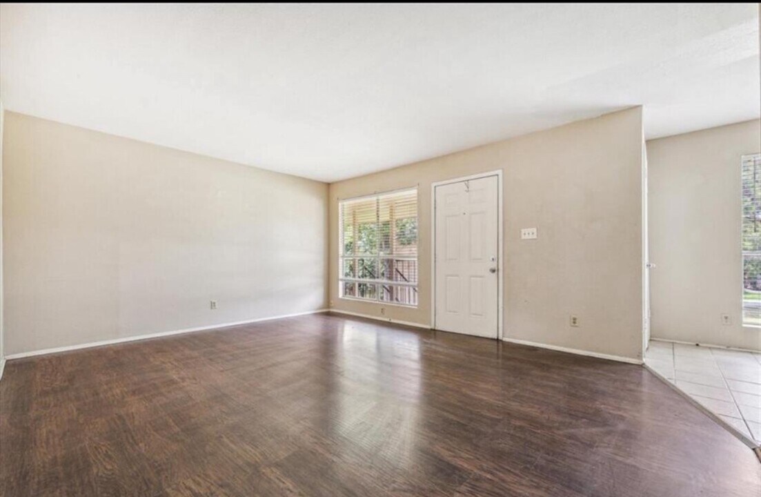 119 Lazy Ln in Sealy, TX - Building Photo
