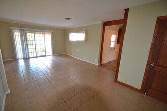6500 Whitaker Ave in Los Angeles, CA - Building Photo - Building Photo