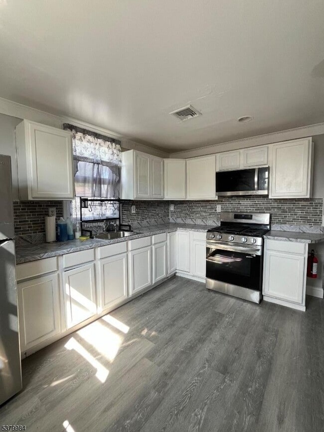 property at 826 E Curtis St