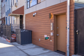 400 Linden St in Brooklyn, NY - Foto de edificio - Building Photo