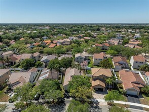 775 Falling Water Rd in Weston, FL - Foto de edificio - Building Photo