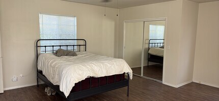 2405 W Monterey Ave in Burbank, CA - Foto de edificio - Building Photo