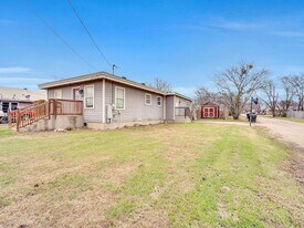 1802 N Wilhite St in Cleburne, TX - Building Photo