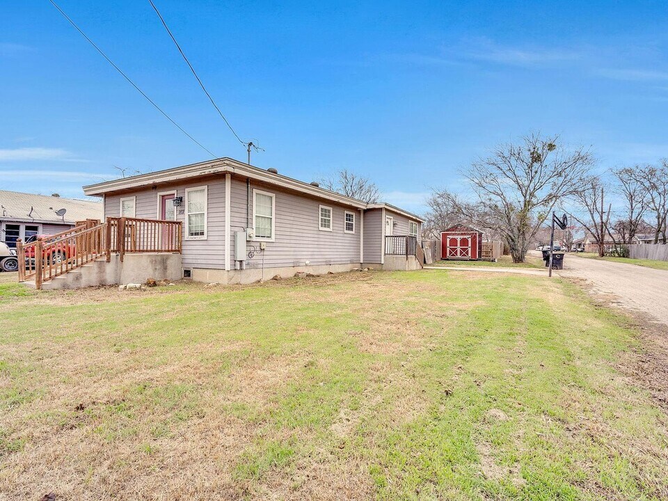 1802 N Wilhite St in Cleburne, TX - Building Photo