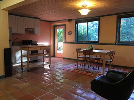 958 Comfort Rd Apartments