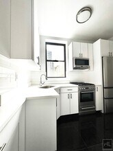 166 W 72nd St in New York, NY - Building Photo - Building Photo