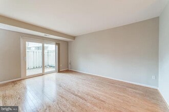 7938 Bentley Village Dr in West Springfield, VA - Building Photo - Building Photo