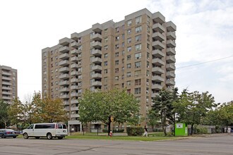 Chelsea Gardens in Brampton, ON - Building Photo - Building Photo