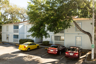 Columbia Park Apartments in Tampa, FL - Foto de edificio - Building Photo