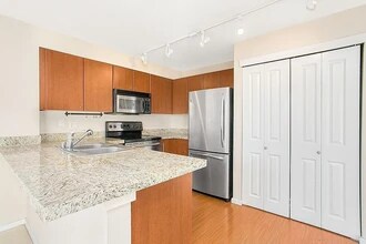 11303 NE 128th St in Kirkland, WA - Foto de edificio - Building Photo