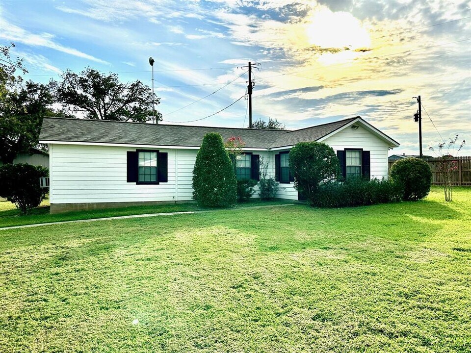 100 Happy Holw Rd in Brenham, TX - Building Photo