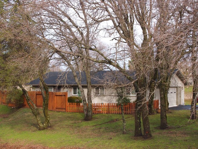 1242 Los Robles Rd in Placerville, CA - Foto de edificio - Building Photo