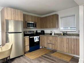 1684 SW 10th St in Miami, FL - Building Photo - Building Photo