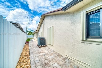 720 NE 1st Pl in Hialeah, FL - Foto de edificio - Building Photo