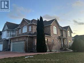 960 Knotty Pine Grove in Mississauga, ON - Building Photo - Building Photo