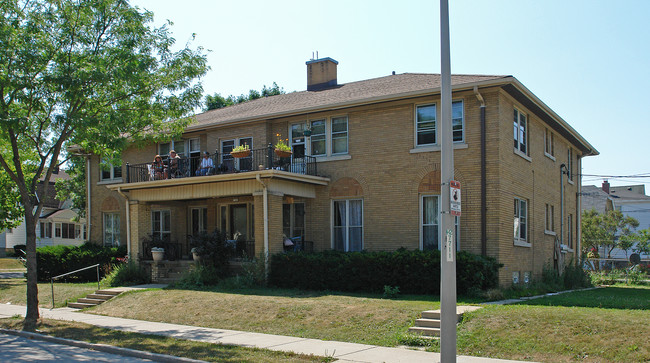 7705 W Rogers St in West Allis, WI - Building Photo - Building Photo