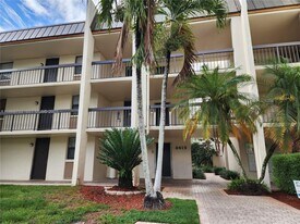 8419 Forest Hills Dr in Coral Springs, FL - Building Photo
