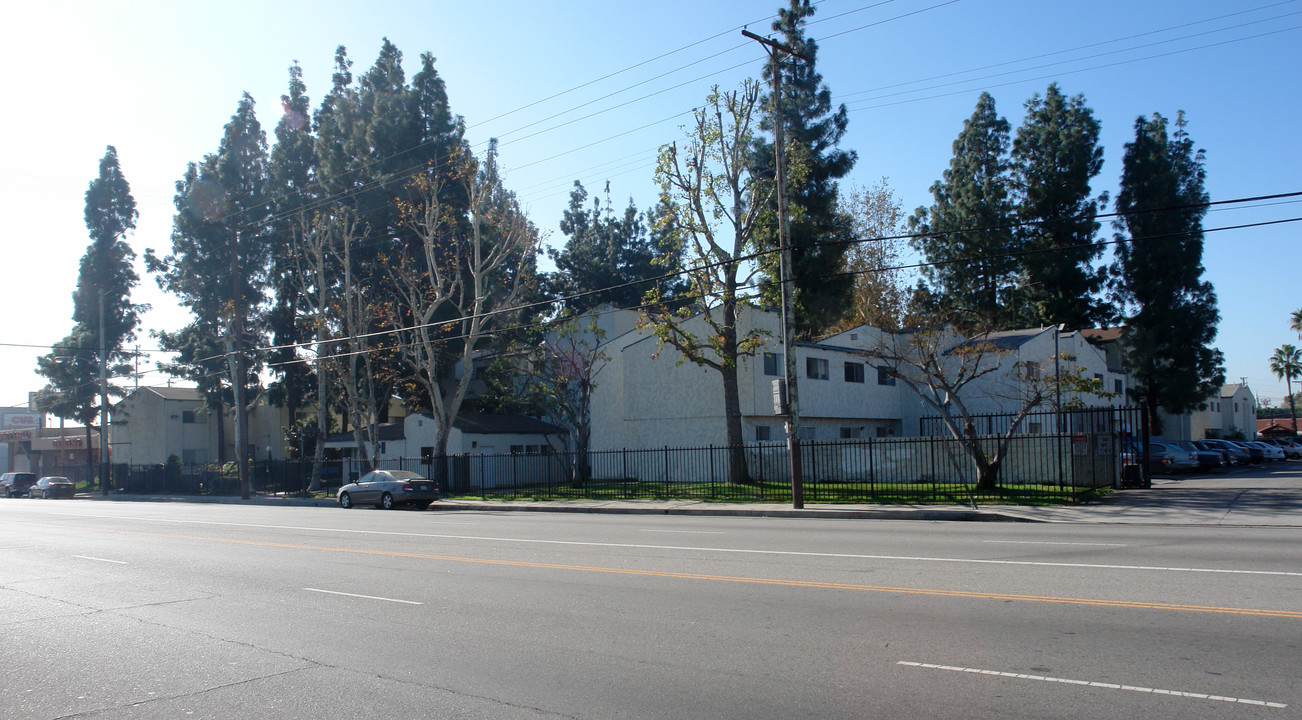 Woodman Arleta Apartments in Panorama City, CA - Building Photo