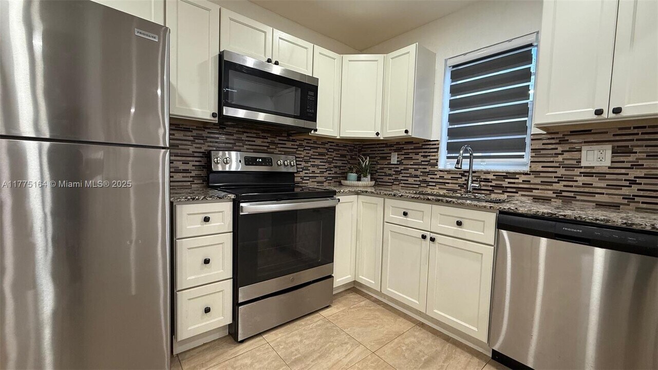 4166 NW 90th Ave, Unit 204 in Coral Springs, FL - Building Photo