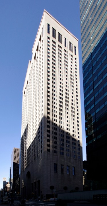 550 Madison Ave in New York, NY - Building Photo