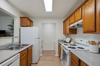 Tinker on Forty8 in Oklahoma City, OK - Foto de edificio - Building Photo