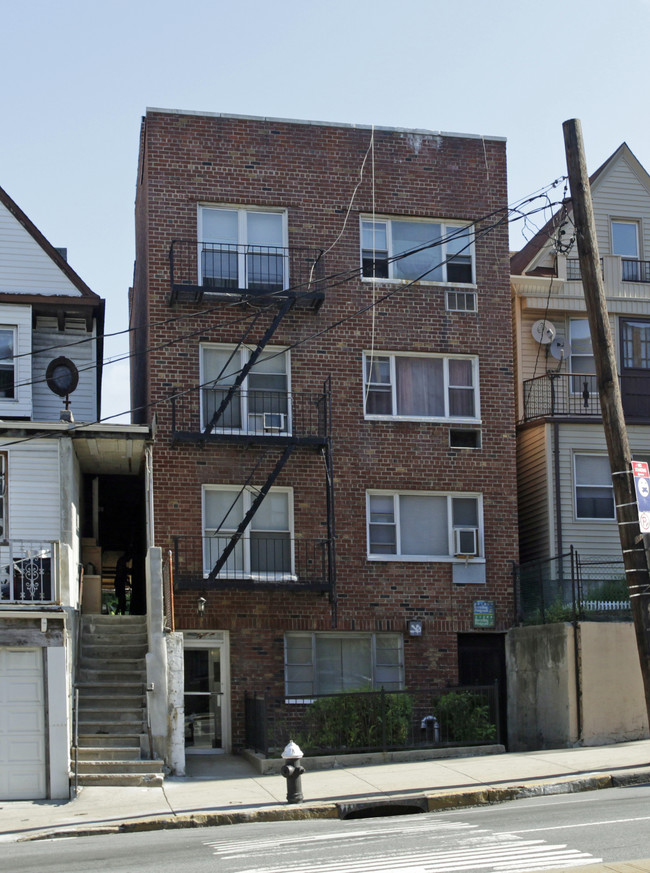 635 E 233rd St in Bronx, NY - Foto de edificio - Building Photo