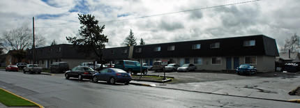 Queens Trace Apartments in Albany, OR - Foto de edificio - Building Photo