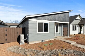 4083 SW Obsidian Pl in Redmond, OR - Building Photo - Building Photo