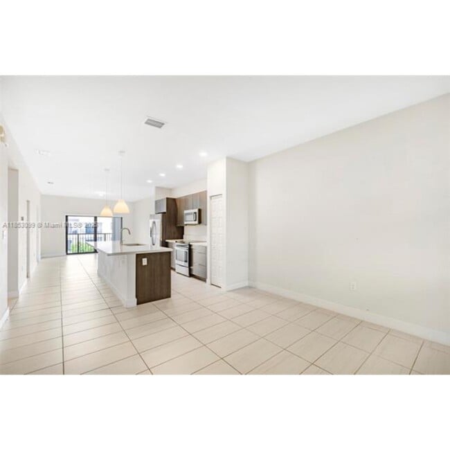 7865 NW 104th Ave in Doral, FL - Building Photo - Building Photo