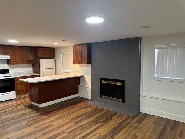 2829 Larch Way in Lynnwood, WA - Foto de edificio - Building Photo