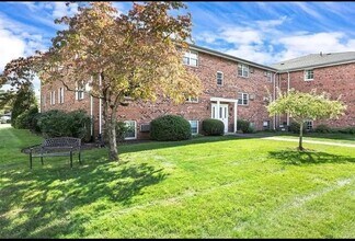 89 Pleasant St, Unit 89 Pleasant Street A3 in Medfield, MA - Foto de edificio - Building Photo