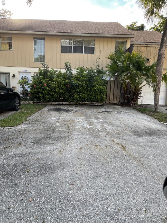 831 NW 81st Ave in Plantation, FL - Building Photo - Building Photo