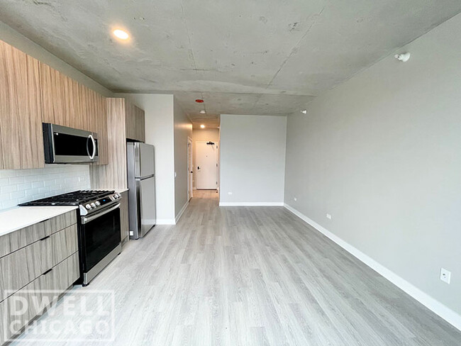 4607 N Broadway St, Unit studio in Chicago, IL - Building Photo - Building Photo