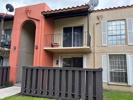 10824 N Kendall Dr in Miami, FL - Building Photo