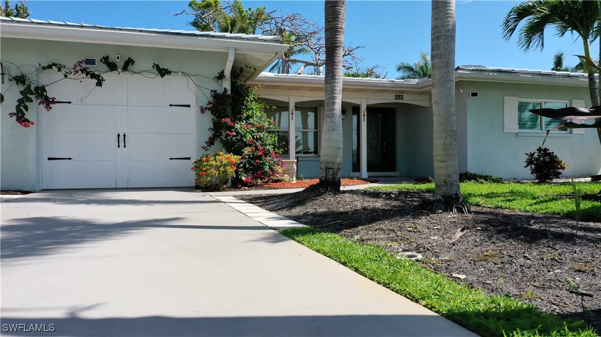 253 Bayshore Dr in Cape Coral, FL - Foto de edificio