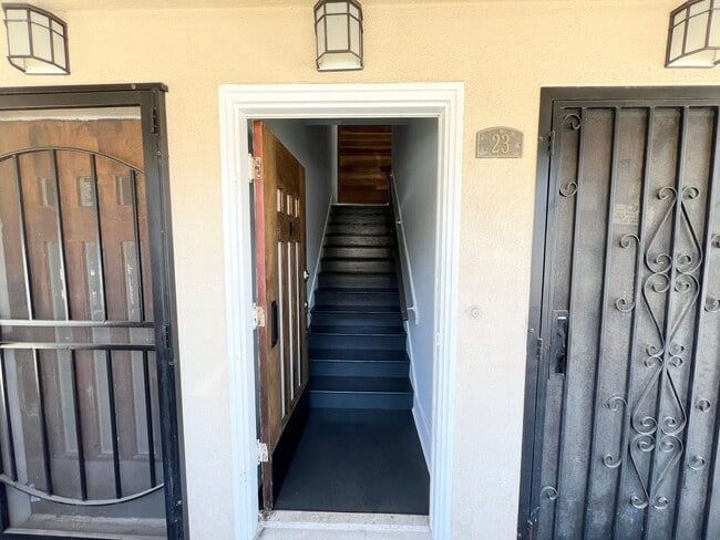 23 N Alboni Pl in Long Beach, CA - Building Photo - Building Photo