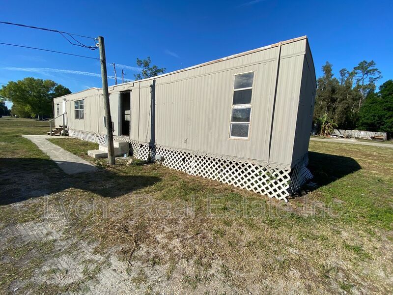 8086 Heck Dr in North Fort Myers, FL - Building Photo